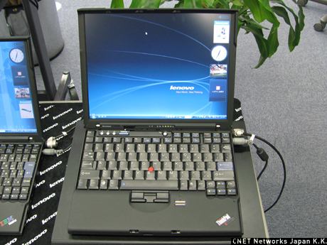 ThinkPad 15周年記念モデル「ThinkPad X61s 15th Anniversary Edition」。「ThinkPad X61s 15th Anniversary Edition」は、Windows Vista Ultimateを搭載したThinkPad X61sの上位スペックモデルに、パームレストのピーチスキン塗装などを施したもの。ピーチスキン塗装は過去のThinkPad Xシリーズなどにも施されていたしっとりとした手触りの塗装だ。そのほか、英語キーボードを最初から選択可能（OSは日本語）で、記念ロゴなどがあしらわれている。