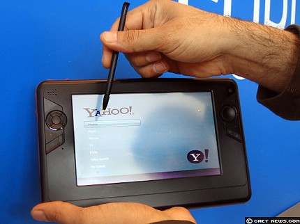 　Intelは、サンフランシスコで開催されたIntel Developer ForumでUMPCのプロトタイプ2種類を披露した。これは、MicrosoftのOrigami Projectの一環として開発されたもの。Intelチップと携帯機器用にカスタマイズされたWindows XP OSである「Windows XP Tablet PC Edition 2005」を搭載する。