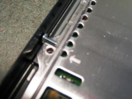 　それでは、金属のシャーシをプラスチックケースに固定している8本のネジを外そう。Sonyは親切にも8本のネジを小さな矢印で示してくれている。