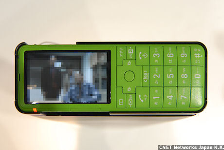 携帯電話には珍しいカラーリングの「MIDORI」は表面にシボ加工が施され、独特の風合いを持つ。INFOBAR 2にはワンセグ視聴用のアンテナが内蔵されている。