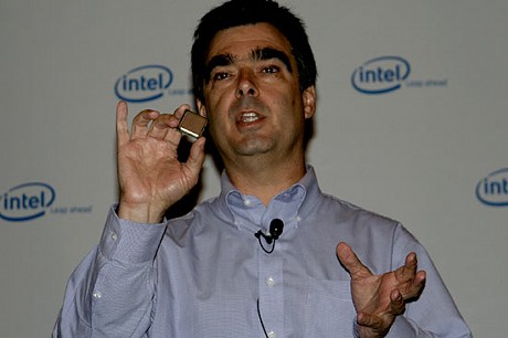 　Intelでデジタルエンタープライズグループ担当バイスプレジデントを務めるSteve Smith氏は、IDFのブリーフィングで、4コアプロセッサ「Kentsfield」（開発コード名）を披露した。