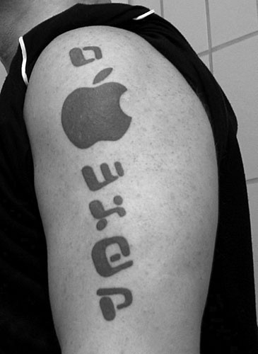　コンピュータサイエンスを学ぶノルウェーの学生Tor Rafsol Losethさんは、Appleに対する深い愛情を示すため、「Our Apple Where (e)Xellence Ensures Perfection」の頭文字をデザインした入れ墨をしている。
