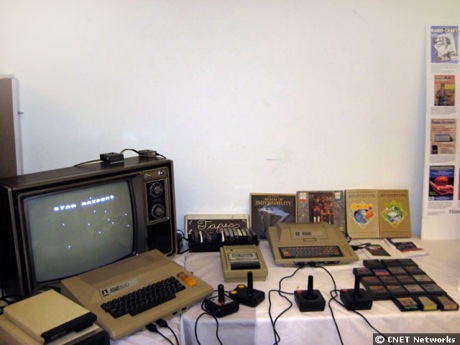 　カリフォルニア州ウッドサイド在住のTom Wilsonさんが持ってきたAtari製品のコレクション。Wilsonさんが持ってきたのは「Atari 800」「Atari 400」のほか、eBayで見つけたゲームなど。また、昔懐かしいテレビはZenithの1979年の製品。