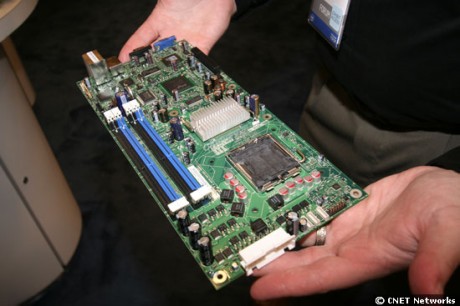 　IntelのプロダクトマネージャーDave Kennedy氏が手にしているのがS3000PT。デュアルコアあるいは4コアのXeonを1基搭載したモデルで、サイズは通常のサーバ用マザーボードの約半分。小型であるため、高さ1.75インチ（1U）のラックマウントサーバに2枚並べることができる。