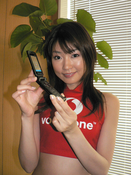 　1月18日現在、3Gケータイ世界最薄というVodafone 804SS。初のサムスン製の製品だ。厚さは4.9mm。