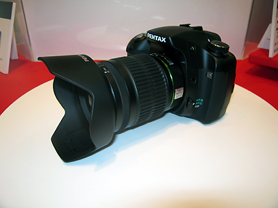 ペンタックスのブースで参考出品されていた、レンズ交換式デジタル一眼レフカメラ。製品名や価格は未定。有効画素数1000万画素という。2006年秋頃に発売予定という。