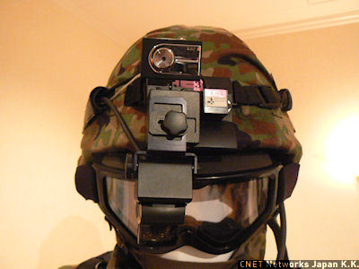 こちらはゲリラなどに対抗する際、隊員間の通信網を自動で構築することを目的にした「次世代近接戦闘情報共有システム」。ヘルメットにはカメラのほか、UHFアンテナが取り付けられている。