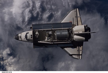 　いったん中止になっていたスペースシャトルの飛行は、数多くの聴聞会や調査、新しい安全対策の導入を経て、2005年に再開された。このフライトでは、国際宇宙ステーションへの物資補給と乗組員の交代が行われた。このシャトルの貨物格納ベイには化学実験用機材や人工衛星、部品や補給物資が積まれている。