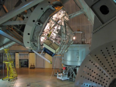 　パロマー展望台にあるへール望遠鏡にLuckyCamを装着したところ。LuckyCamと、大気による画像のゆがみを補う補償光学と呼ばれる既存技術を組み合わせることにより、解像度がよくなるという。