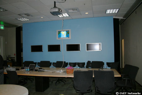 　Microsoftの緊急エンジニアチームの作戦司令室。今は誰もいないが、次なるセキュリティ攻撃に備えている。