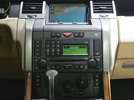 「Range Rover Sport」にはHarman Kardon製のサラウンドシステム「Logic 7」や、 Bluetooth対応で携帯電話の通話が可能なカーナビが搭載される。