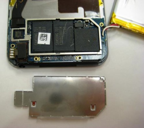 　奇妙なのは、iPod touchで最も大きなチップを覆っている金属プレート上に留め具があることだ。普通ならねじを使うところだろう。