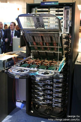 　IBMのSystem p 575。32コアの4.7GHz POWER6プロセッサを搭載。水冷式のスーパーコンピュータラックが使用されている。