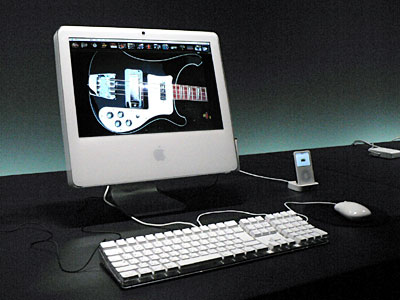 　パソコンの本体とディスプレイが一体化した「iMac」の新版。これまでのiMacに比べて2〜3倍の性能を持つという。価格は15万9800円からで、日本では1月11日から販売されている。