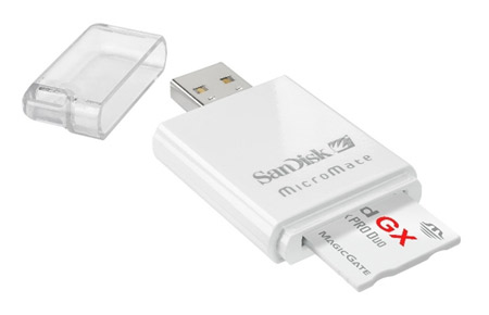 　SanDiskの高速フラッシュカードリーダー「MicroMate」。これは、ソニーのPlayStation Portable向けに開発された「SanDisk RapidGX Memory Stick PRO Duo」カードにバンドルされる。保存容量は1Gバイト。