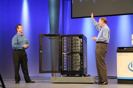 　Otellini氏（右）とRackable Systems最高経営責任者（CEO）のTom Barton氏（左）。高さ22インチ（約55cm）のサーバラックには、4コアプロセッサ「Xeon」（開発コード名「Clovertown」）が80基搭載されている。同プロセッサは11月に出荷が開始される予定。