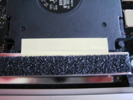 　次に冷却ファンから黄色のテープをはがすが、テープはメタルブレースにつけたままにしておく。