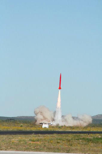 　Tripoli Rocketsは今回、2基のハイパワーロケットを打ち上げた。上空2万2000フィート（約6706m）まで飛ぶという。