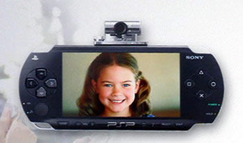 　9月6日にはPSP専用のカメラが発売され、ビデオチャットができるようになる。体の動きをカメラに映すことでゲームを操作する「EyeToy:Play」もPSPに対応する予定だ。