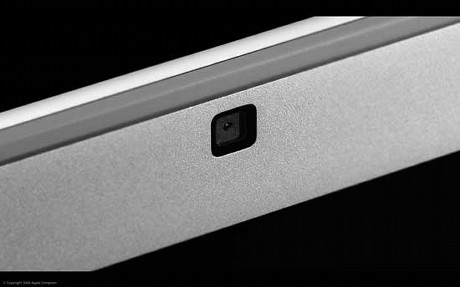 　新しいMacBook Proも全モデルで「iSight」ビデオカメラを搭載している。液晶ディスプレイの上に設置されていて、ビデオ会議を容易に開くことができる。