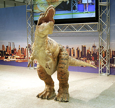 　恐竜型二足歩行ロボットのティラノサウルス。NEDO技術開発機構と産業総合研究所が共同で開発した。これだけの巨体を二足で支えるのが困難だったという