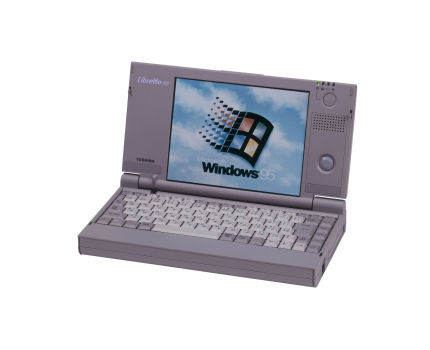 モバイル向けOSを搭載したハンドヘルドPCとは異なり、Widows 98やWindows XPなどのOSを搭載した小型ノートPCも登場した。写真は1996年に発売された東芝の「Libretto 20」。OSはWidows 95を搭載。