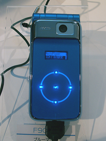 　F902iSは国内の携帯電話としては初めてWindows Media Audio（WMA）ファイルに対応した。パソコンからの楽曲転送などをサポートするマイクスイッチ付イヤホンジャック変換アダプタを同梱しており、PCで購入したWMA形式の音楽ファイルや、CDからリッピングした楽曲などを転送して再生できる。