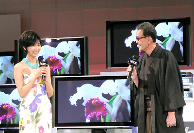 黒木さん出演のCMで見所となる、有色織物を手がけた 人間国宝 喜多川 俵二さん（右）。