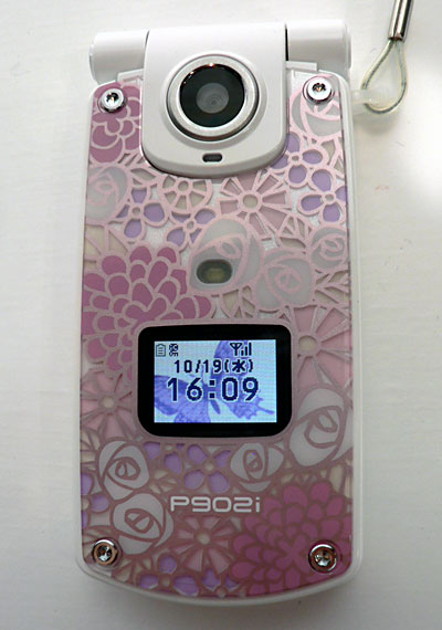 　P902iはカスタムジャケットを引き続き採用。着うたやiアプリなどをminiSDカードに保存できる点が最大の特徴だ。