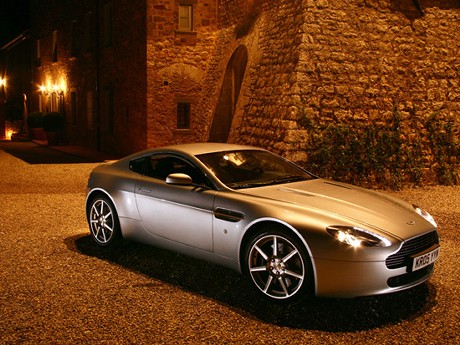 　Aston MartinはLA Auto Showで、「Aston Martin V8 Vantage Roadster」を披露した。380馬力のV8エンジンを搭載し、わずか4.9秒で停車状態から時速60マイル（約96km）まで加速可能。最高速度は時速175マイル（約281km）。