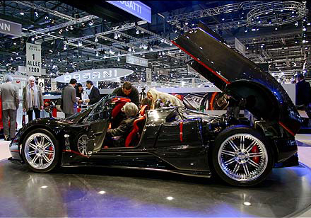 Paganiの発表した「Roadster F」。7.2リッターの「Mercedes-Benz AMG V-12」エンジン（650馬力）を搭載し、最高時速は約345km/h、0-100km/h加速は3.5秒。