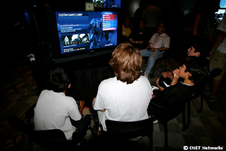 　若者4人が発売開始前のイベントでHalo 3を楽しんでいた。
