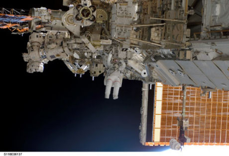 　他に必要とされるスキルに一般的な工作技術がある。2007年8月に打ち上げられたスペースシャトルEndeavourのミッション中、国際宇宙ステーションに部品を取り付けているRick Mastracchioさんの脚が見える。