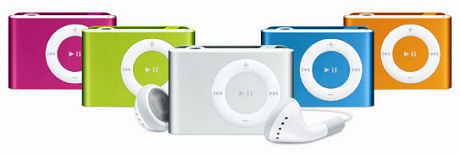 iPod shuffleはさらに小型なクリップタイプにリニューアル。1Gバイトのフラッシュメモリを搭載し、価格は9800円。発表当初はシルバー1色での展開だったが、2007年1月にはブルー、ピンク、グリーン、オレンジの4色が追加された。