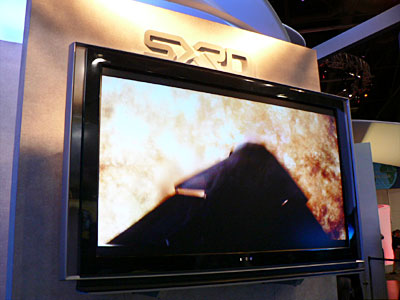 　薄型のリアプロジェクションテレビの試作機。55インチの大きさで、従来品より30％薄いという。