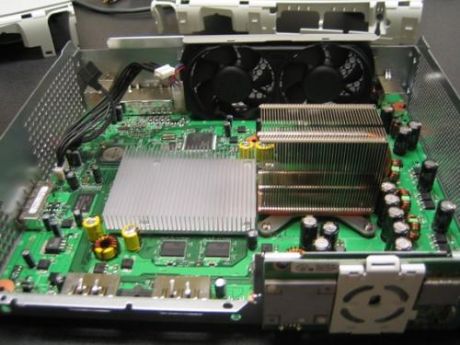 　この角度からXbox 360を見ると、CPUのヒートシンクの大きさがよくわかる。Xbox 360の2個の冷却ファンが風を送り、マシンの過熱を防ぐ。
