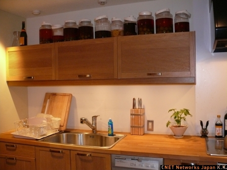 キッチンの上にある棚には梅酒が漬けられている。使っている梅はクックパッドのユーザーから送られたものだという。