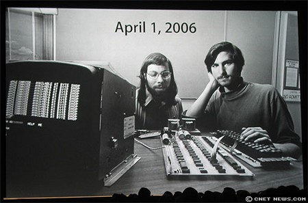 　Appleは今年、創業30周年を迎える。Jobsの講演中、このようなスライドも紹介された。右側に座っているのがJobsで、左側にいるのがAppleの共同創業者Steve Wozniak。