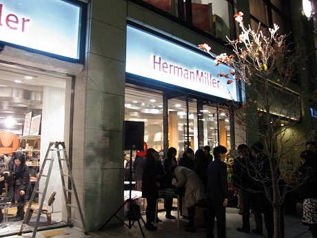 　ハーマンミラージャパンは12月11日、世界初となる直営店を丸の内にオープンする。アーロンチェアで知られる人間工学に基づいたワークチェア、デスク、照明からステーショナリーなどがそろう。場所は、東京都千代田区丸の内2-1-1、営業時間は11時30分〜20時 （定休日なし）。ワークライフに関するセミナーやワークショップを定期的に開催するという。