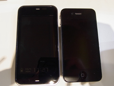 　iPhone 4と比べると、一回り大きい。重さはiPhone 4とほぼ同じはずだが、IS03は大きい分、少し軽い印象を受けた。