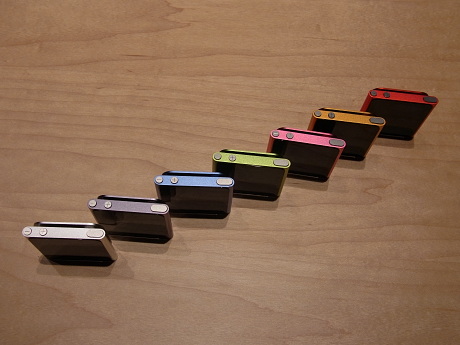 　iPod nanoは6つのカラーと、Apple Store限定カラーのレッドがある。
