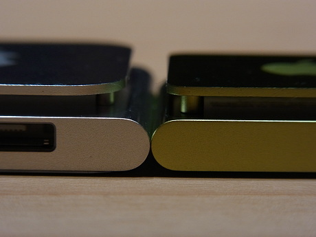 　本体の厚みはほぼ同じ。iPod nanoは若干クリップ部分に高さがあり、トータルで8.78mm。iPod shuffleは8.7mm（クリップ部を含む）。重さは、iPod nanoが21.1gで、iPod shuffleは12.5gだ。
