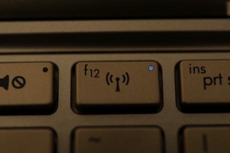 　ワイヤレスLANのボタンはキーボード内にあり、ボタン右上に小さくLEDが点灯する。