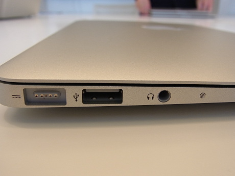 　11.6インチモデルの左側面。左から、MagSafe、USB2.0、ヘッドホン端子、マイクロフォン。