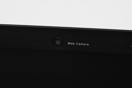 　ウェブカメラは液晶画面の上に付いている。カメラの左横の穴にはLEDがあり、使用時は点灯する。