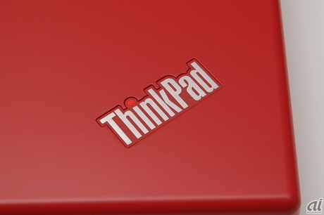 　ThinkPadのロゴは一段へこんでいる。ヒートウェーブ・レッドボディはロゴ周りも赤い。