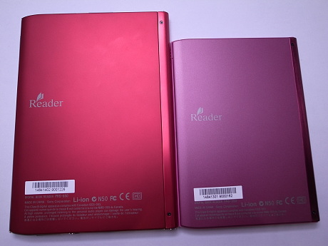 　Touch Edition（左）とPocket Edition（右）の背面。