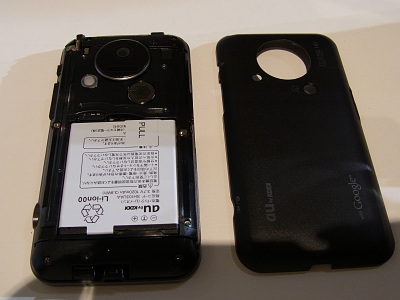 　microSDカード、SIMカード、電池交換を行う場合はカバーを開ける。