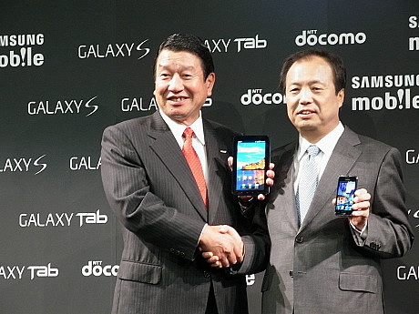 　発表会には、NTTドコモの代表取締役である山田隆持氏のほか、Samsung Electronicsの無線事業部長 社長の申宗均（シン・ジョンギュン）氏が登壇した。山田氏は、今年は7機種のスマートフォンを出すとしており、残りの5機種は11月に予定している製品発表会で披露すると語った。スマートフォンの販売目標について、今年度に100万台としているが、すでにXperiaで500万台を達成しており、「思った以上に手応えを感じている」という。今回のGALAXYシリーズなどもあり、「十分に達成できる」と語った。

　Samsungの申氏は、「世界初のAndroid 2.2を搭載したことに、最も大きな意味がある。Android 2.1と比べればスピードも速く、Flashも見られる。ユーザーフレンドリーで、競合他社と十分対抗できると思っている」とコメントした。