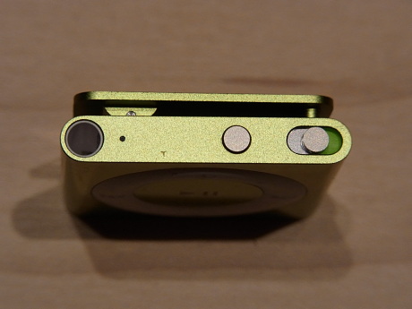 　iPod shuffleの上部。左から、イヤホン端子、VoiceOverボタン、電源ボタン。